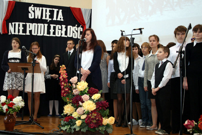 Fotografia: Uczniowie reprezentujący różne szkoły podczas występu na scenie